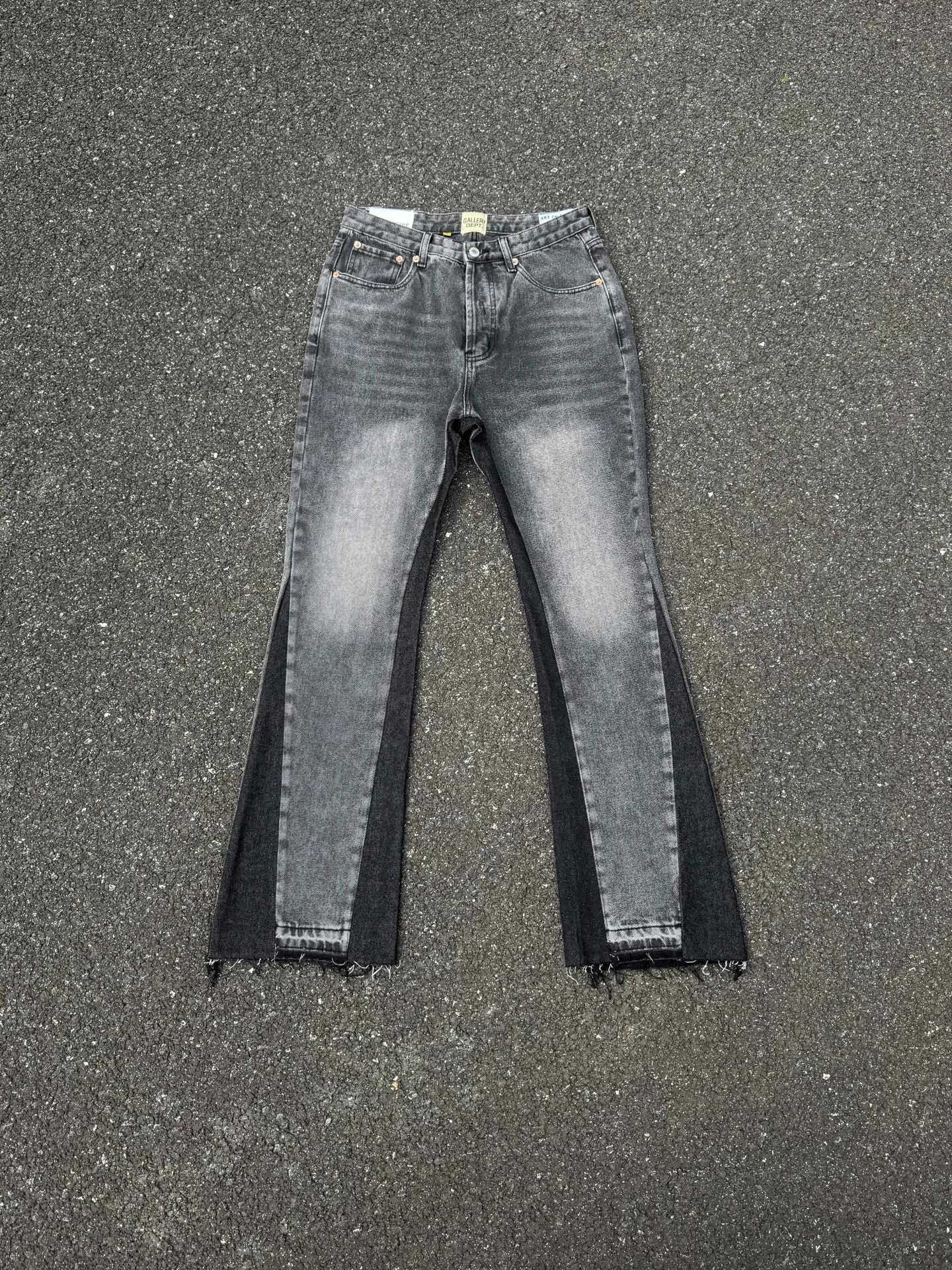 P246💰G990 GALLERY DEPT Denim Flared Jeans Washed and Distressed Spliced ​​Jeans Denim Washing Factory. During this process, the owner of the washing factory helped introduce a boss who once worked for Levi OEM and started his own business. This also paved the way for the following styles. Therefore, Levi's remodeled single product for the base plate is really familiar. Whether it is the fabrics supplied or the lathes used in production, there is nothing to choose from. -Color: Black -Size: S-XXL (corresponding to 28-36)